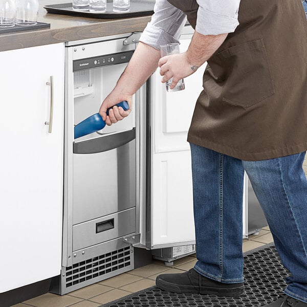SCOTSMAN - Commercial 50lb Cube Ice Machine - Outdoor Rated - Gravity Drain